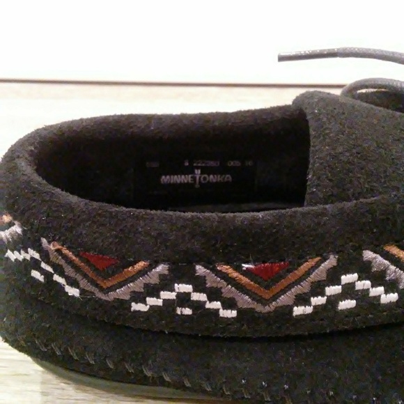 Minnetonka Moccasins Black Size 8 - Picture 4 of 7